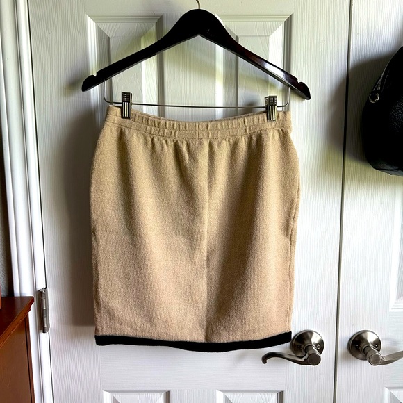 ST JOHN beige & black quiet luxury santana knit skirt